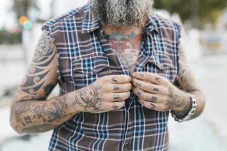 Tattoo-Alterung: Warum manche Muster und Farben mit der Zeit unschön wirken und wie man dies im Design berücksichtigt